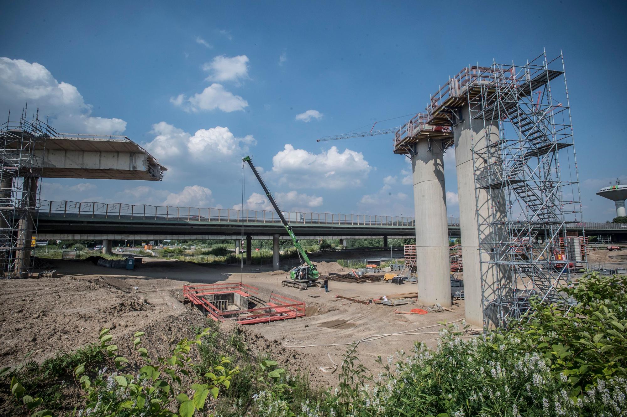 Im Kreuz Leverkusen-West und an der Hochstraße A in der Dhünnaue wird gearbeitet. Foto: Ralf Krieger