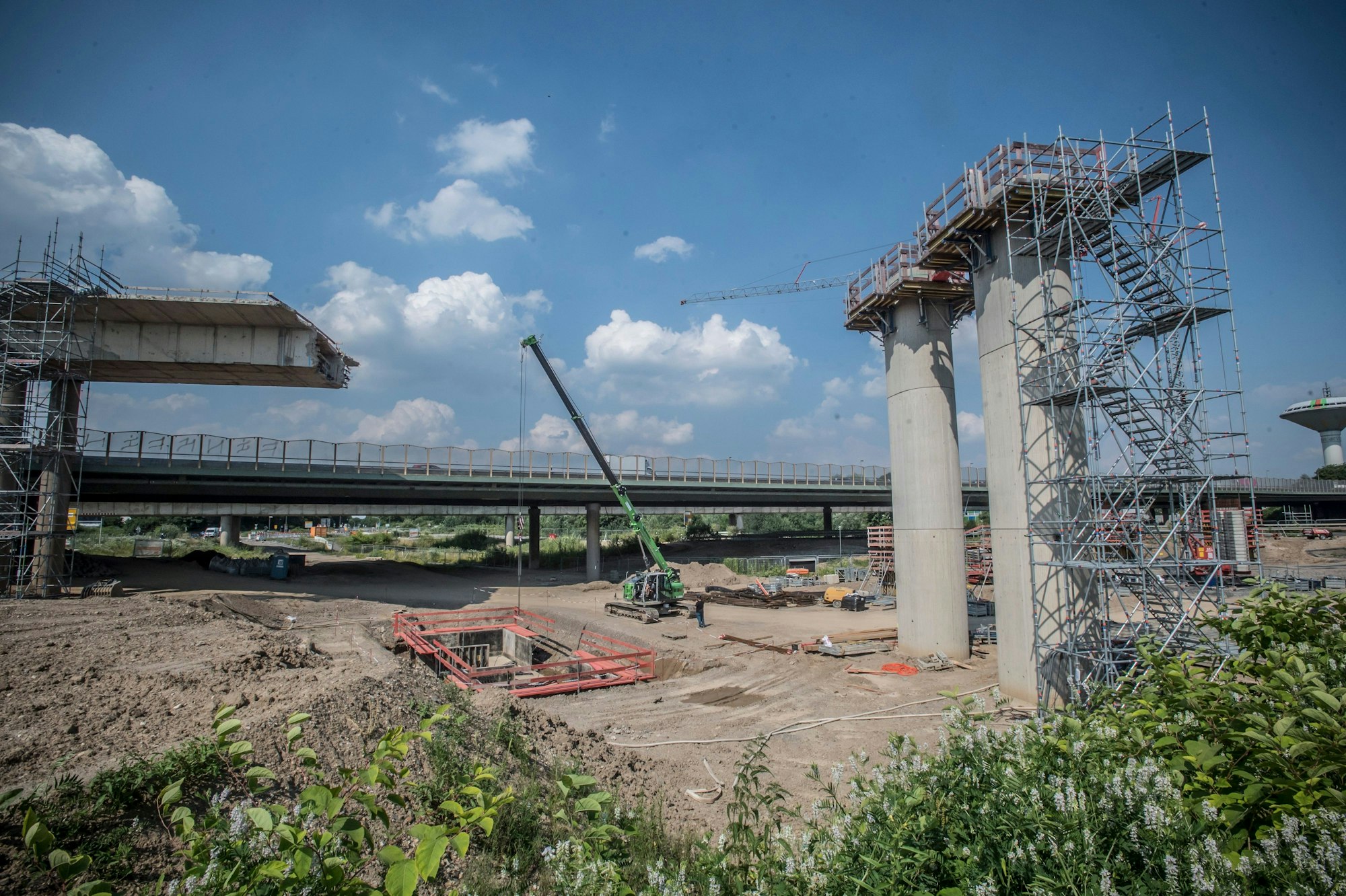 Im Kreuz Leverkusen-West und an der Hochstraße A in der Dhünnaue wird gearbeitet. Foto: Ralf Krieger
