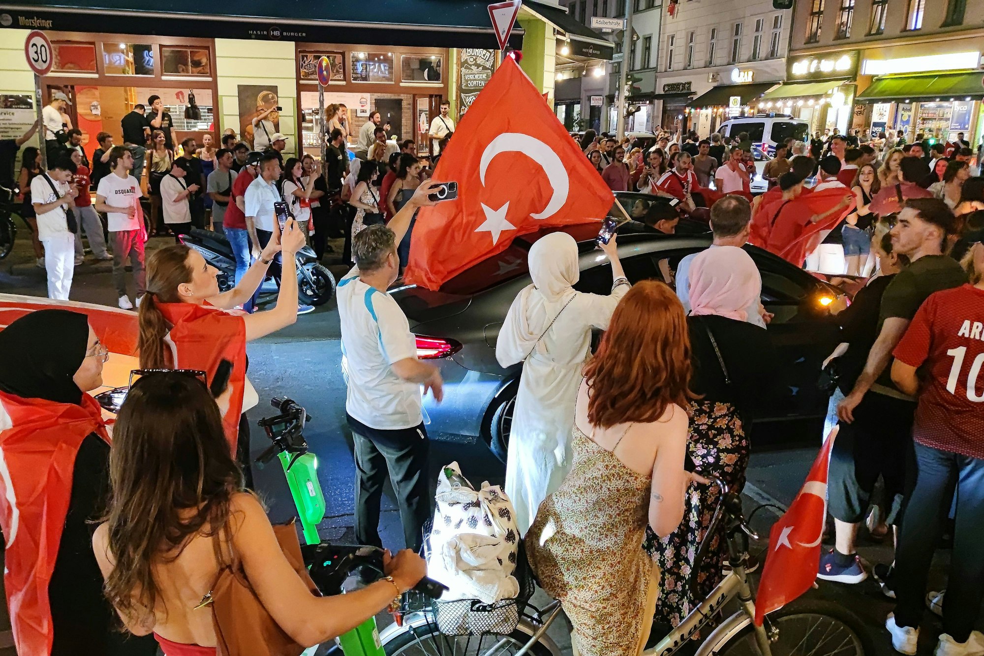Türken feiern den Sieg ihrer Mannschaft und den Einzug ins Achtelfinale.