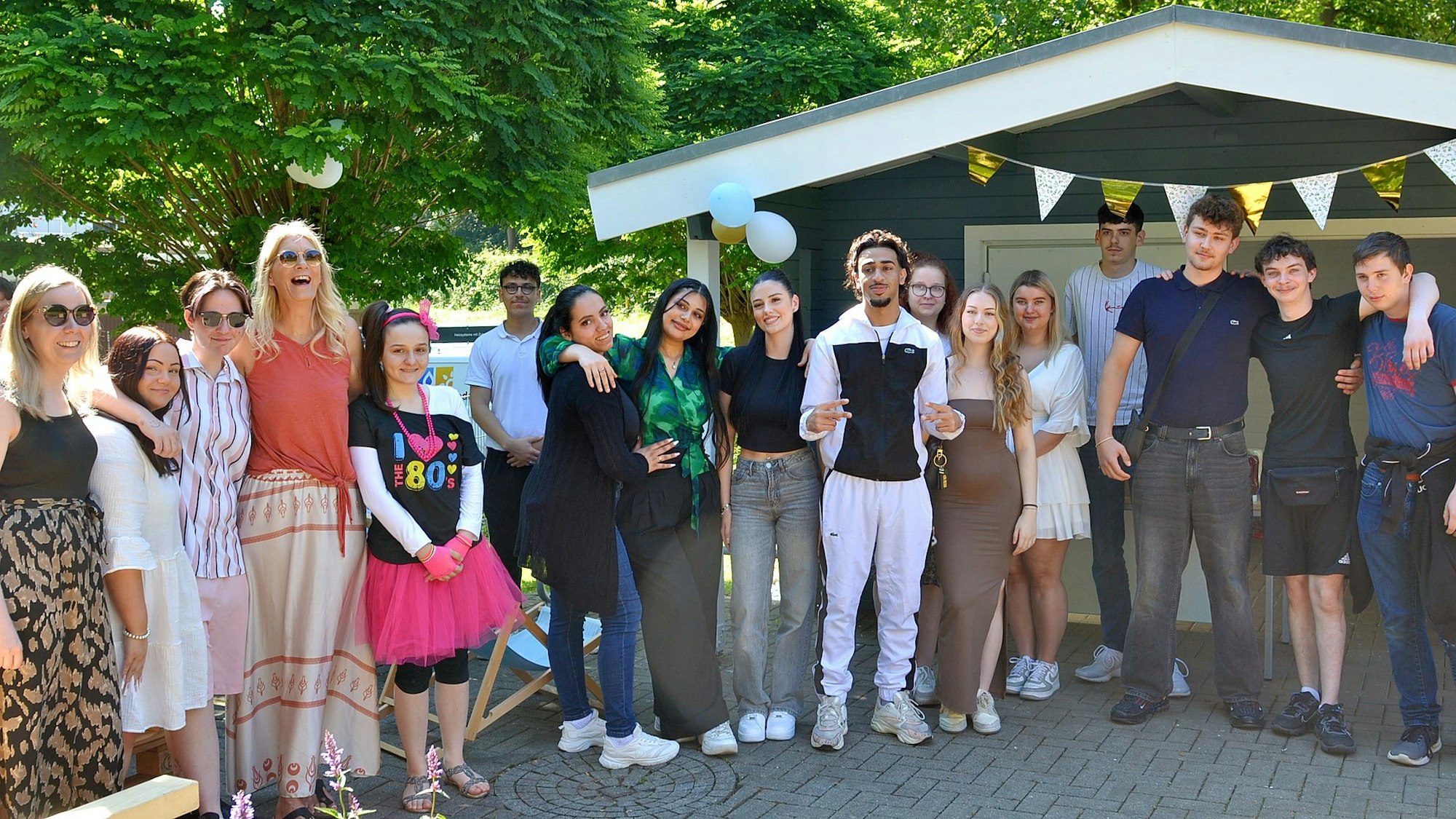 Schülerinnen und Schüler stehen in einer Reihe vor der von ihnen umgebauten Laube.