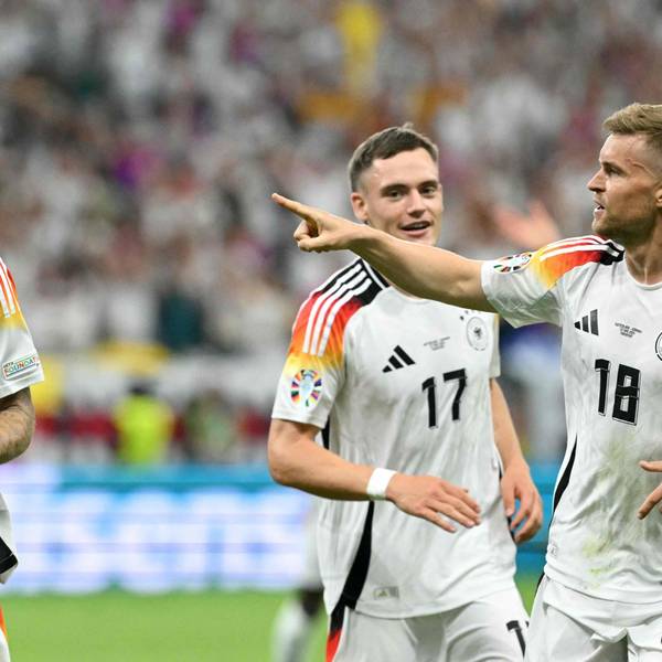 Beinahe-Torschütze Robert Andrich jubelt im Spiel gegen die Schweiz mit Florian Wirtz und Maximilian Mittelstädt.