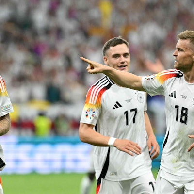 Beinahe-Torschütze Robert Andrich jubelt im Spiel gegen die Schweiz mit Florian Wirtz und Maximilian Mittelstädt.