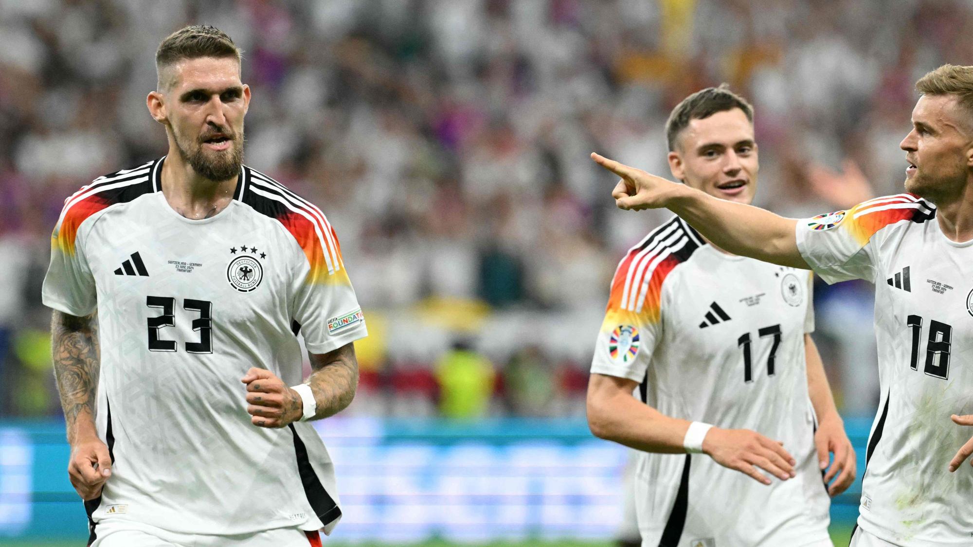Beinahe-Torschütze Robert Andrich jubelt im Spiel gegen die Schweiz mit Florian Wirtz und Maximilian Mittelstädt.
