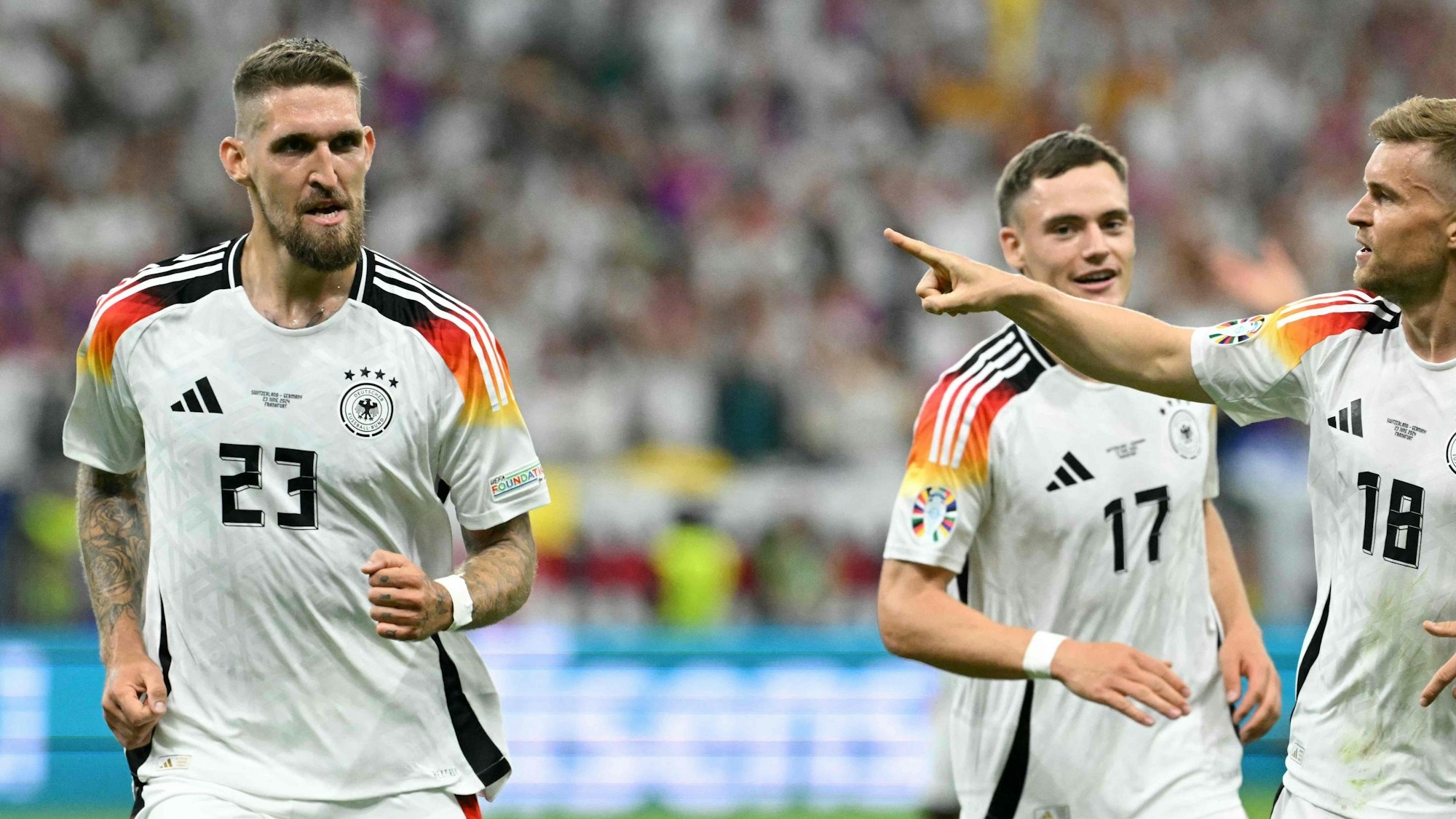 Beinahe-Torschütze Robert Andrich jubelt im Spiel gegen die Schweiz mit Florian Wirtz und Maximilian Mittelstädt.