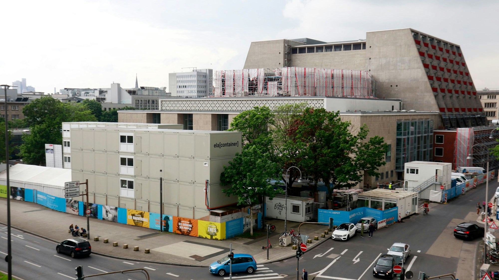 Die Kölner Bühnen am Offenbachplatz sind immer noch von Absperrungen und Gerüsten umgeben.