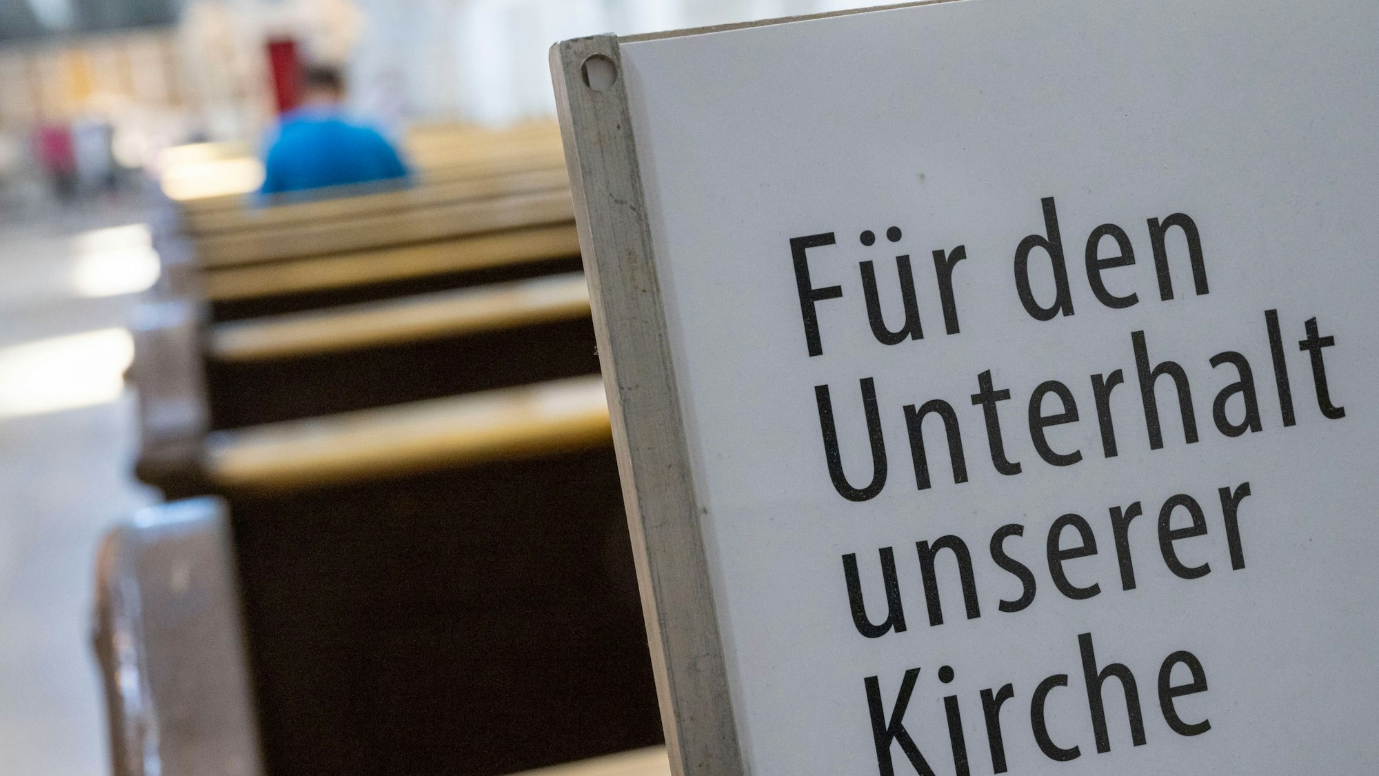 Ein Schild mit der Aufschrift «Für den Unterhalt unserer Kirche» ist in der Katholischen Theatinerkirche aufgestellt.