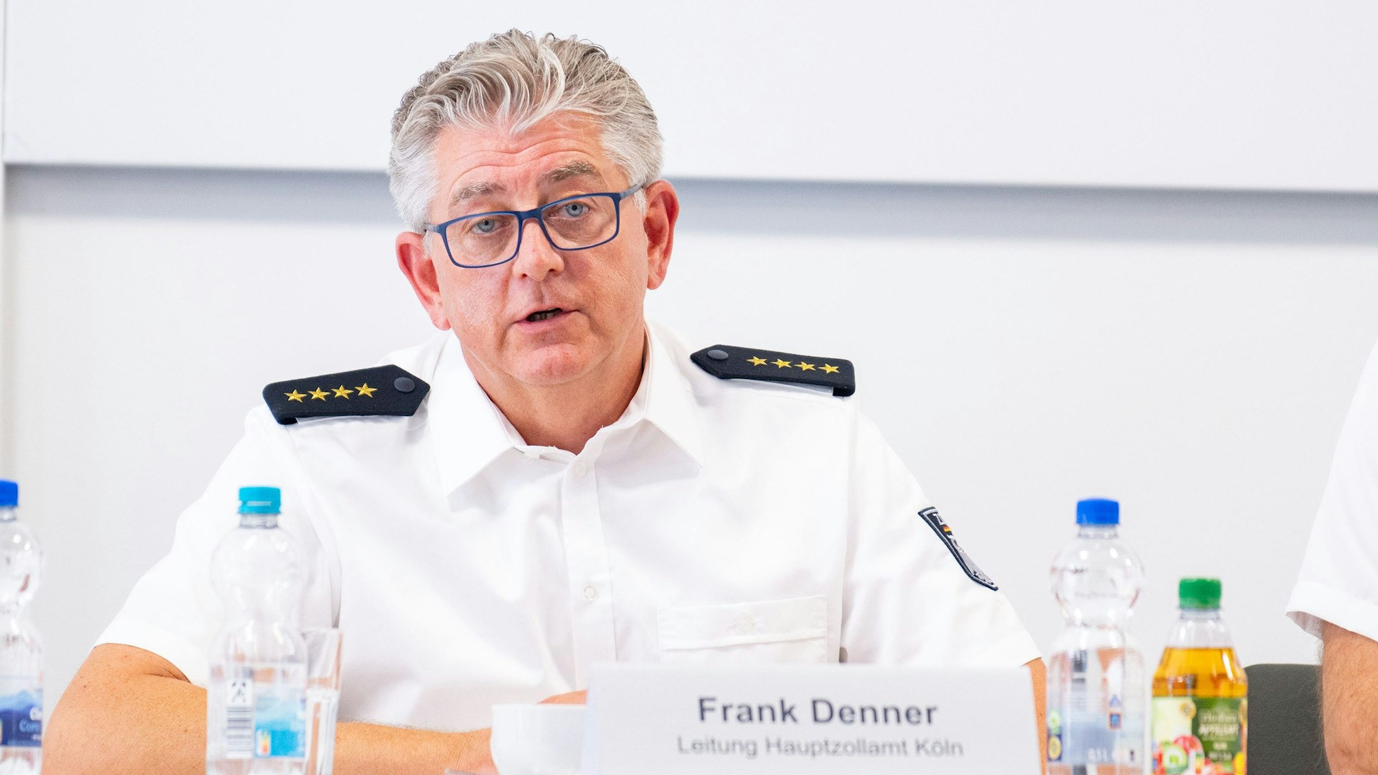Frank Denner, Leiter des Hauptzollamtes Köln, spricht auf der Jahrespressekonferenz des Hauptzollamts Köln.
