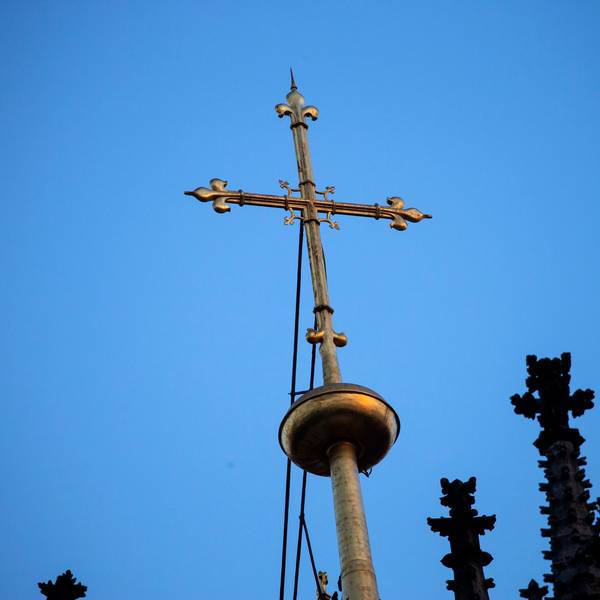 Blick auf das goldene Kreuz auf dem Chordach des Kölner Doms. (Symbolbild)