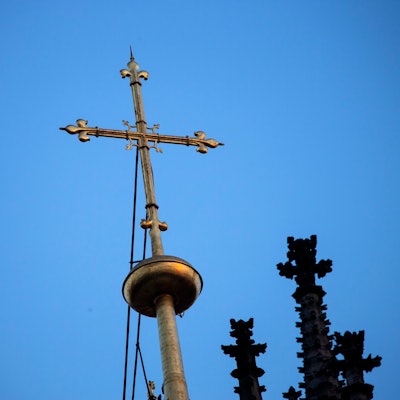 Blick auf das goldene Kreuz auf dem Chordach des Kölner Doms. (Symbolbild)