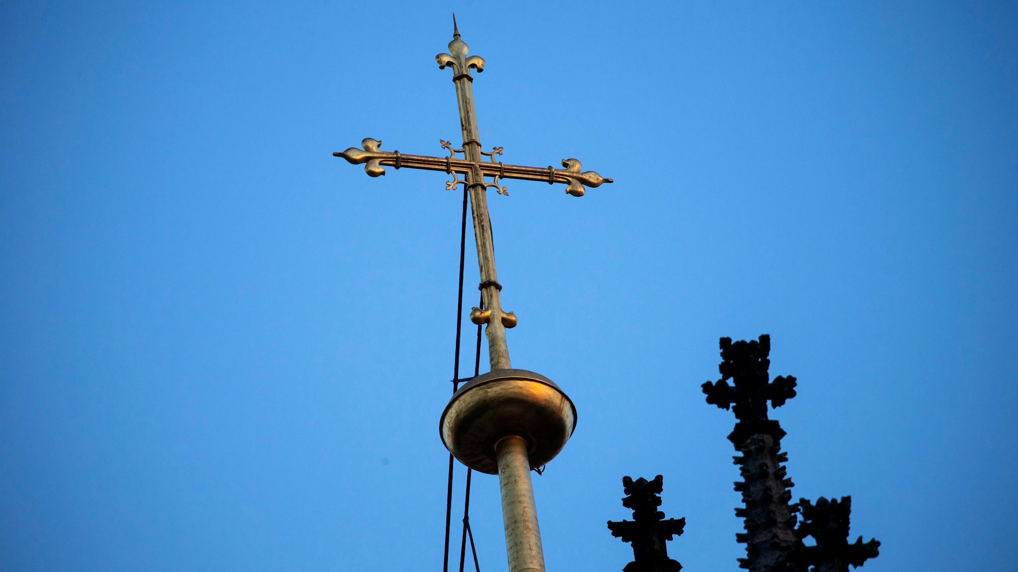 Blick auf das goldene Kreuz auf dem Chordach des Kölner Doms. (Symbolbild)