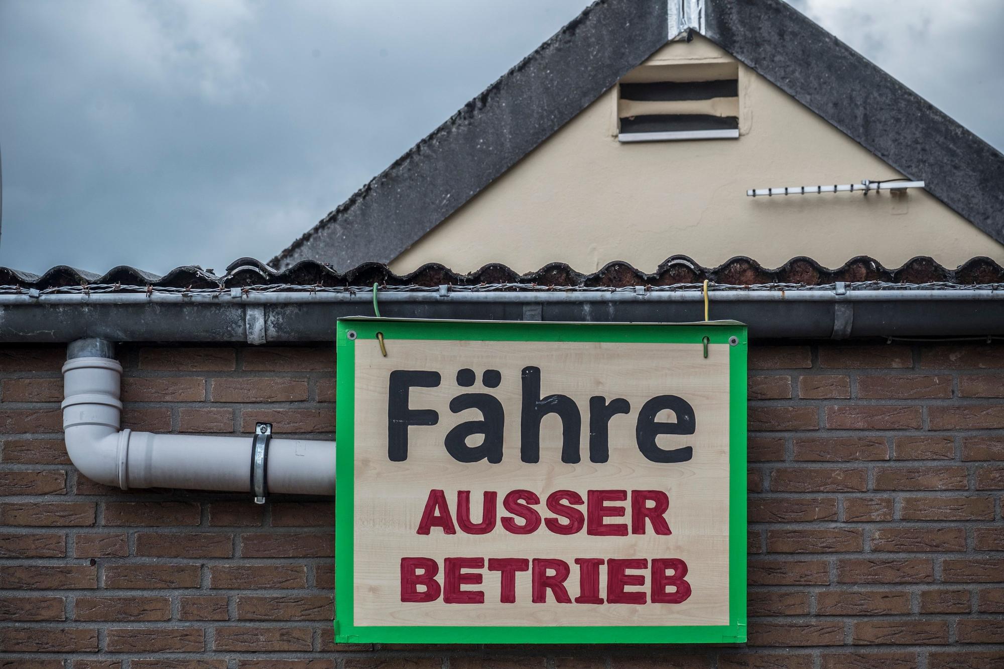 Schild „Fähre außer Betrieb“ in Hitdorf
