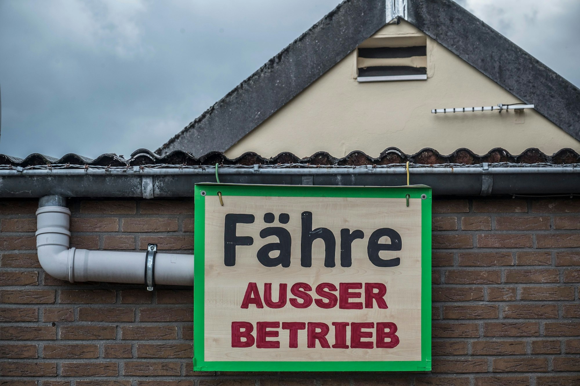 Schild „Fähre außer Betrieb“ in Hitdorf