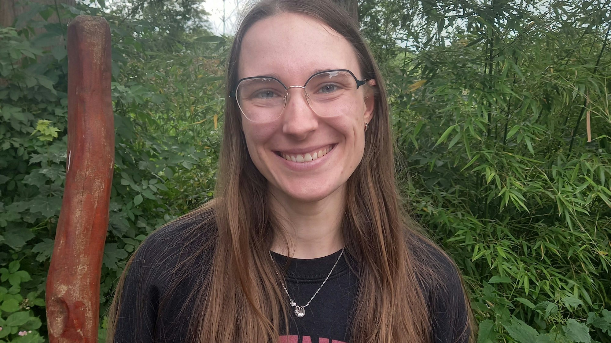 Alina Dahmen steht im Kölner Zoo.