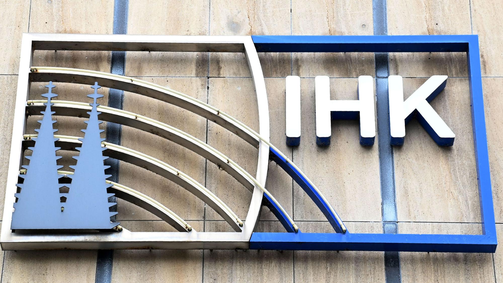 Das Logo Industrie- und Handelskammer Köln an ihrem Stammsitz in der Kölner Innenstadt. Die IHK plant seit Jahren die Sanierung des Gebäudes. Foto: Alexander Schwaiger