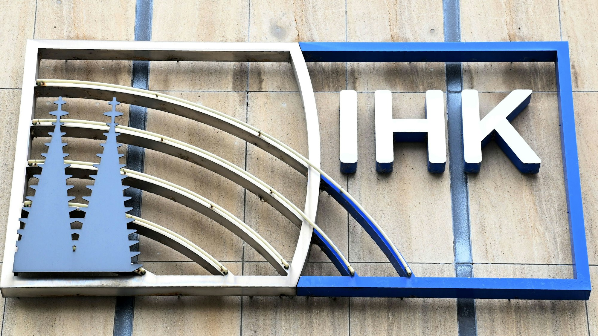 Das Logo Industrie- und Handelskammer Köln an ihrem Stammsitz in der Kölner Innenstadt. Die IHK plant seit Jahren die Sanierung des Gebäudes. Foto: Alexander Schwaiger