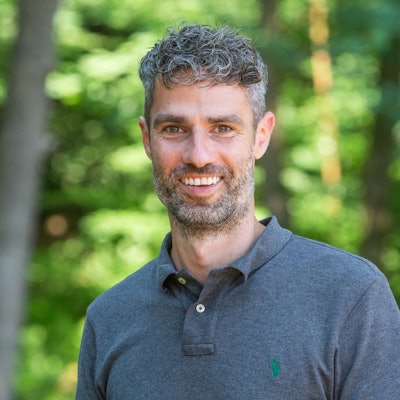 Philipp Bürgers schaut bei diesem Porträtfoto direkt in die Kamera.