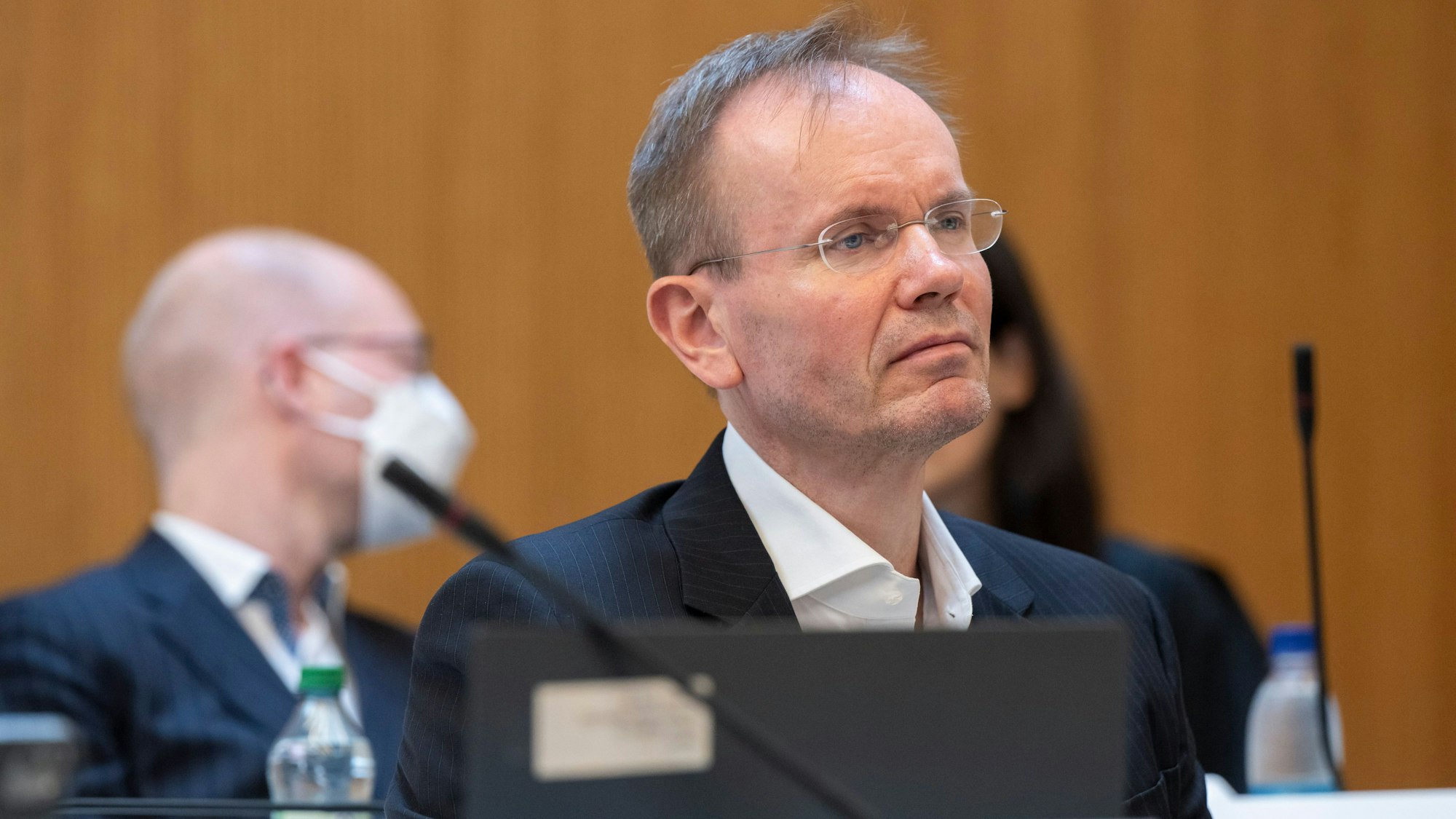 Der frühere Wirecard-Vorstandschef Markus Braun sitzt im Gerichtssaal an seinem Platz.