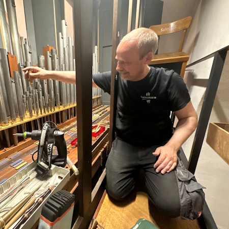 Orgelbauer Wilfried Menne im Inneren des Instrumentes.