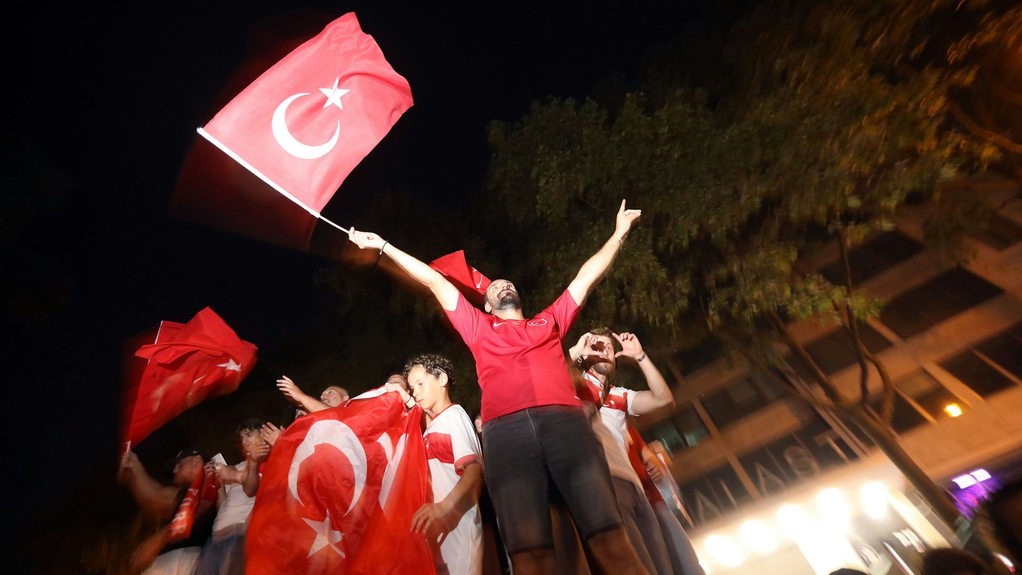 Nach dem Sieg gegen Tschechien feiern Fans der türkischen Nationalmannschaft ihr Team auf den Kölner Ringen.