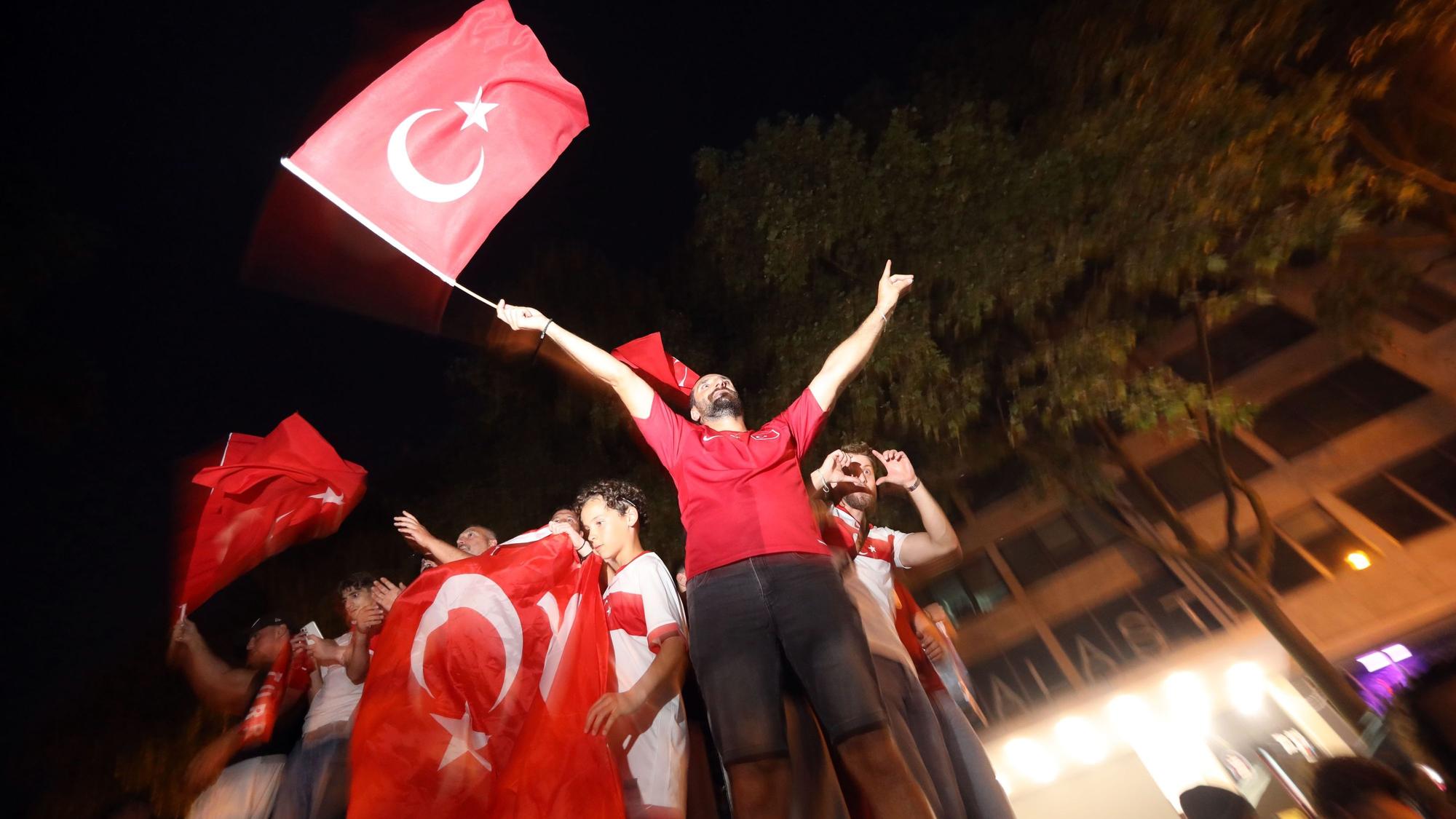 Fans der türkischen Nationalmannschaft feiern ihr Team auf den Ringen.