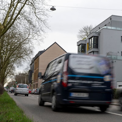 Autos fahren auf der Luxemburger Straße.