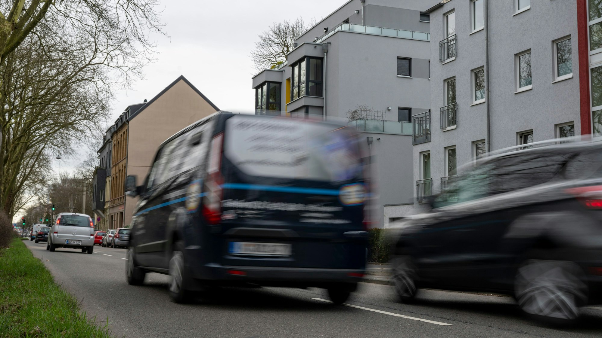 Autos fahren auf der Luxemburger Straße.