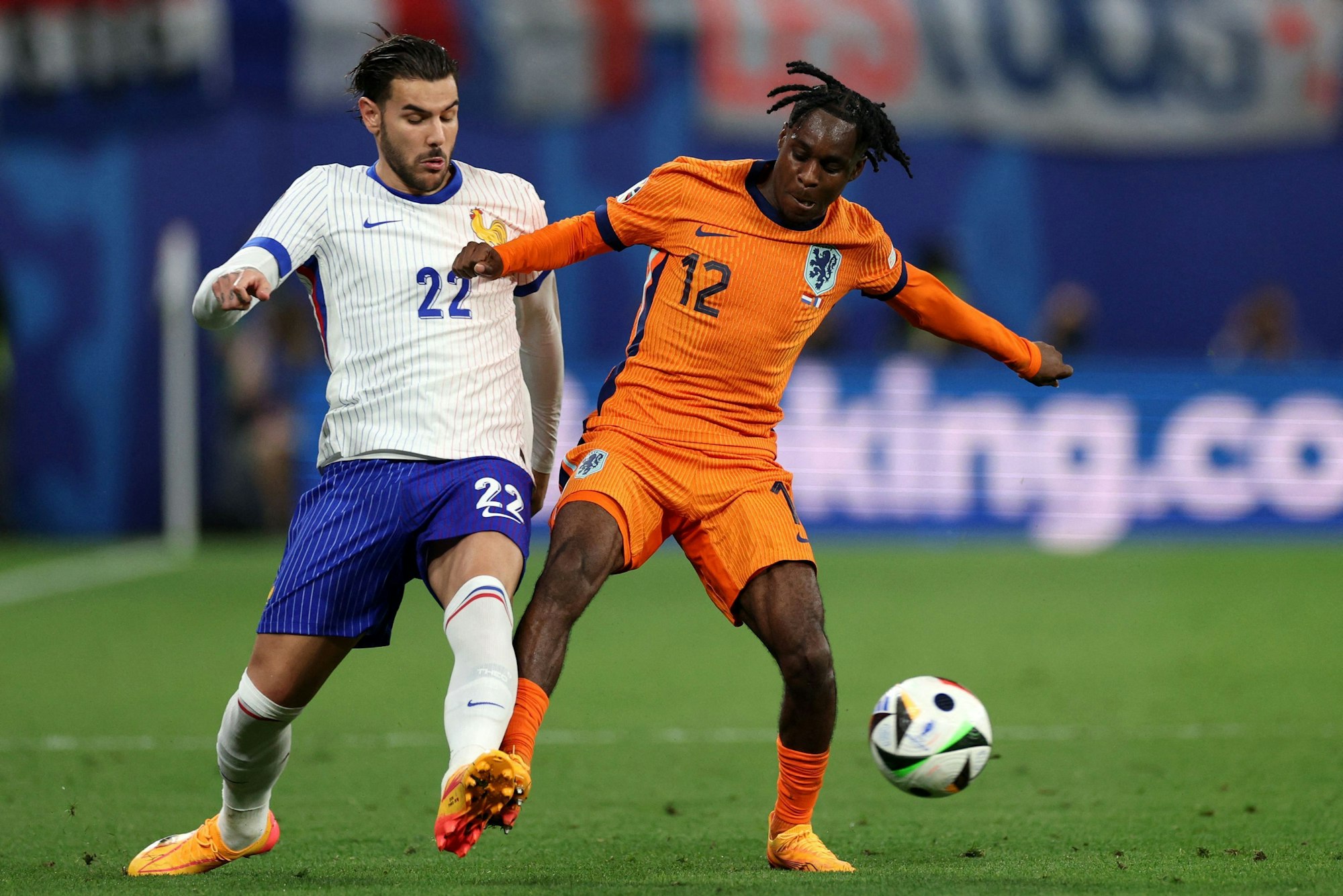 Frankreichs Theo Hernandez (l.) und Jeremie Frimpong kämpfen um den Ball.