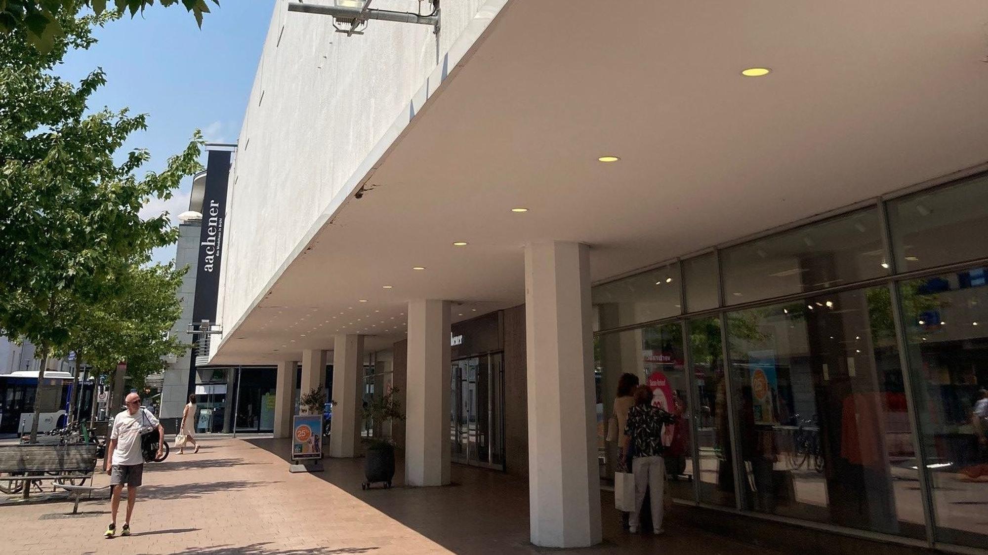 Auf dem Foto ist das Aachener-Modehaus in Brühl zu sehen.