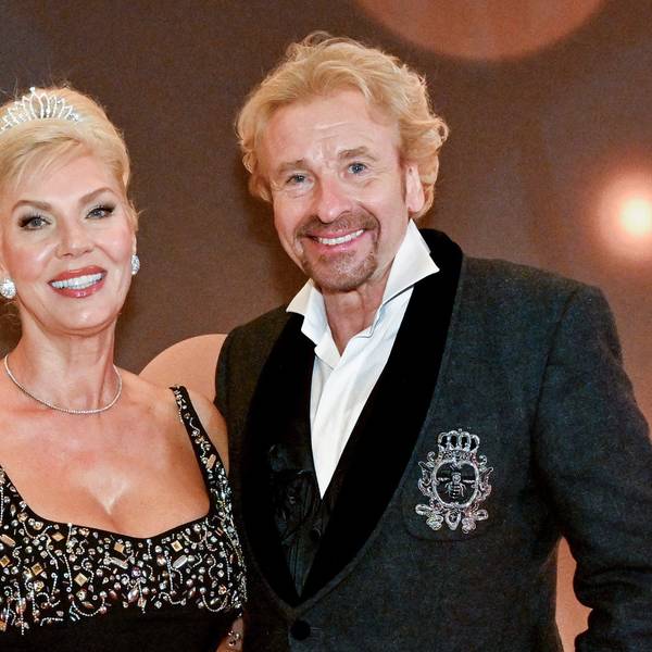 Thomas Gottschalk und seine Freundin Karina Mroß kommen zur 75. Bambi-Verleihung in den Bavaria Filmstudios.