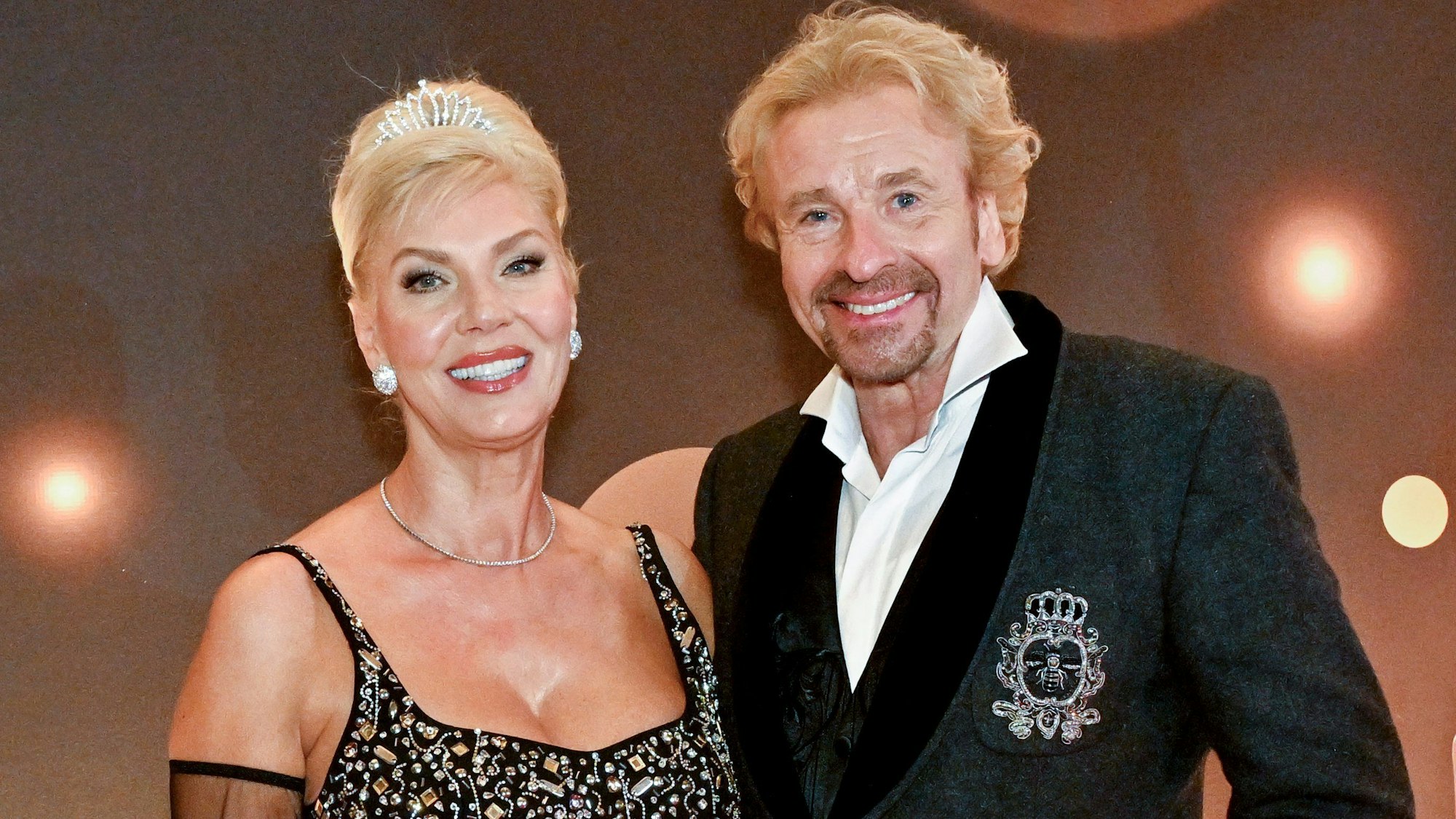 Thomas Gottschalk und seine Freundin Karina Mroß kommen zur 75. Bambi-Verleihung in den Bavaria Filmstudios.