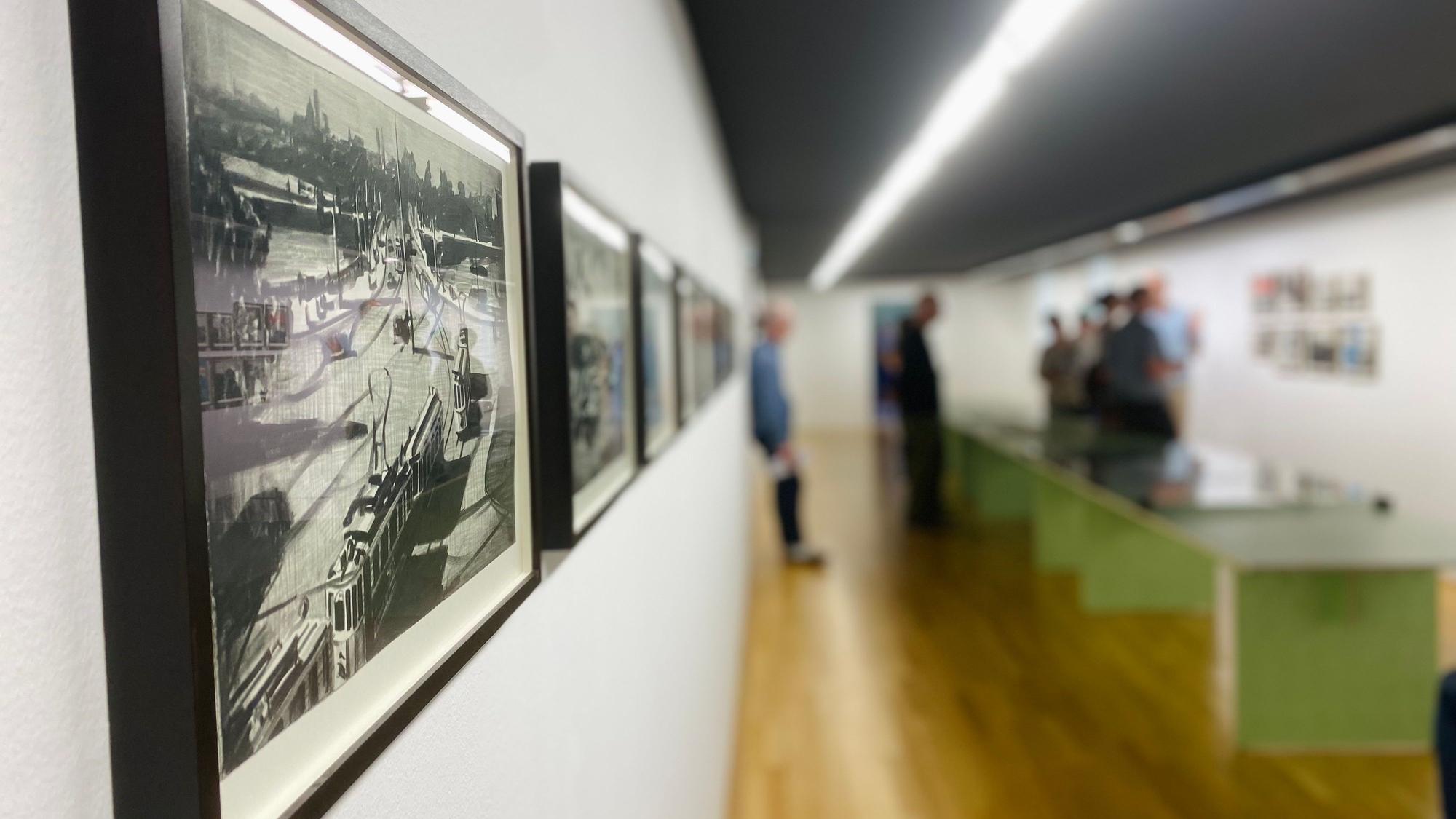 Bilder der Ausstellung „Art Today - Zeichnungen und Animationen“ hängen an der Wand.