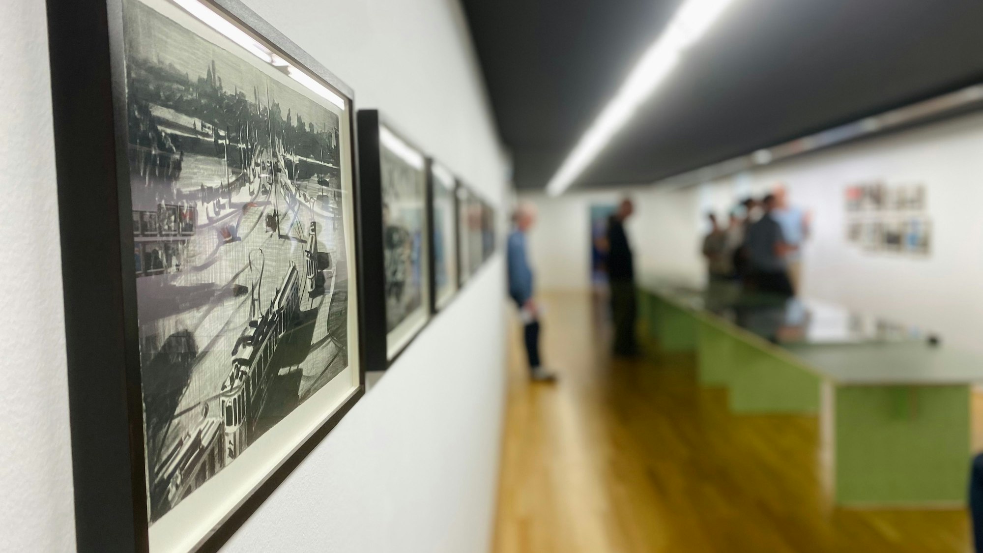 Bilder der Ausstellung „Art Today - Zeichnungen und Animationen“ hängen an der Wand.