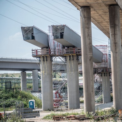 Im Kreuz Leverkusen-West und an der Hochstraße A in der Dhünnaue wird gearbeitet. Später rückt die Baustelle weiter in die Innenstadt vor.