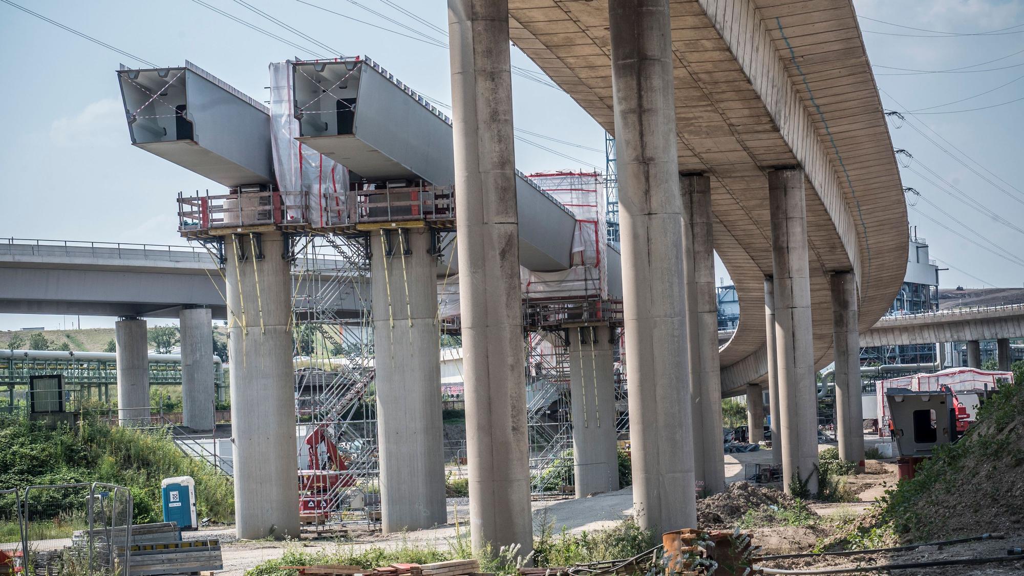 Im Kreuz Leverkusen-West und an der Hochstraße A in der Dhünnaue wird gearbeitet. Später rückt die Baustelle weiter in die Innenstadt vor.