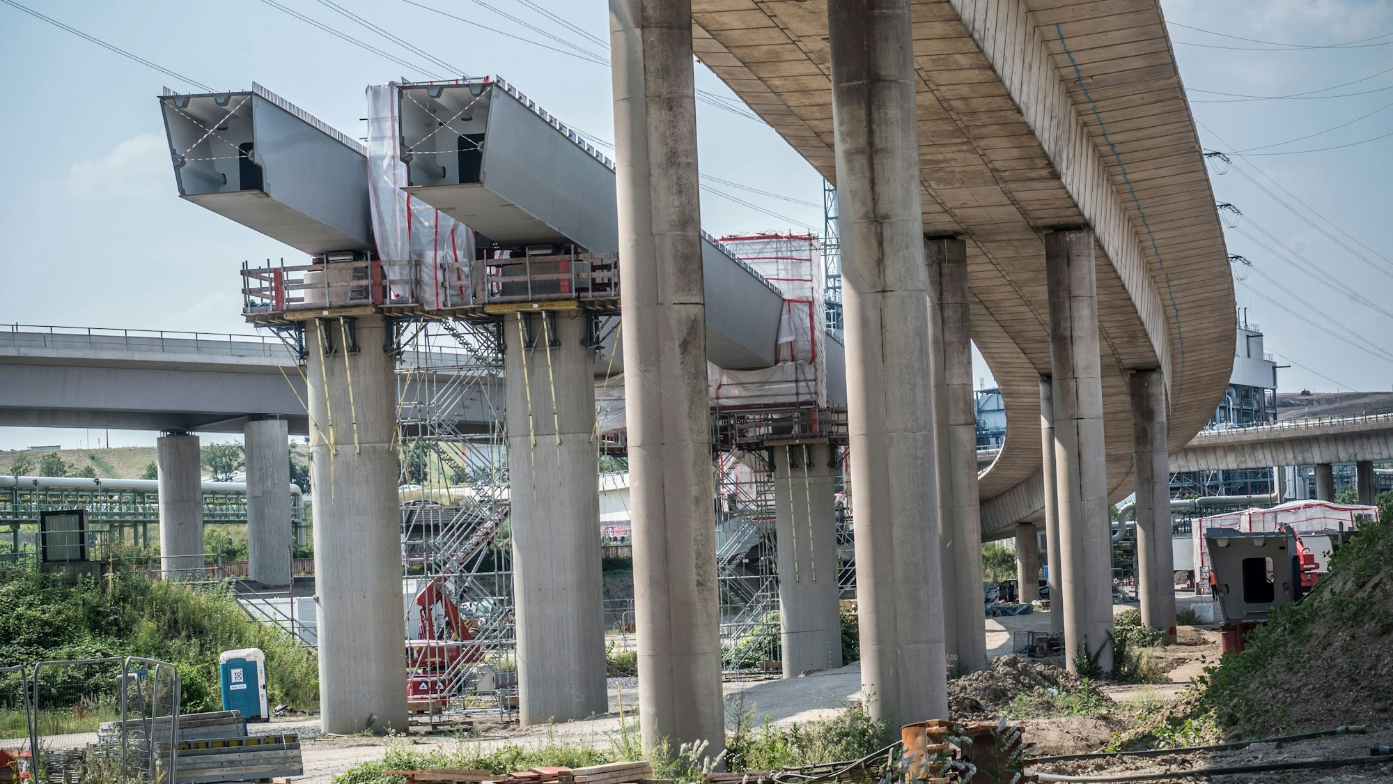 Im Kreuz Leverkusen-West und an der Hochstraße A in der Dhünnaue wird gearbeitet. Später rückt die Baustelle weiter in die Innenstadt vor.