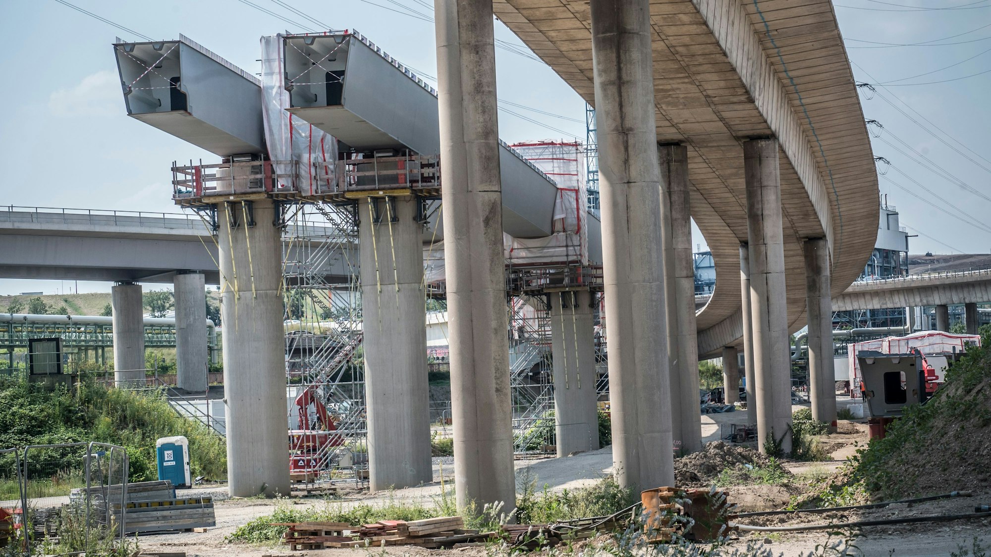 Im Kreuz Leverkusen-West und an der Hochstraße A in der Dhünnaue wird gearbeitet.