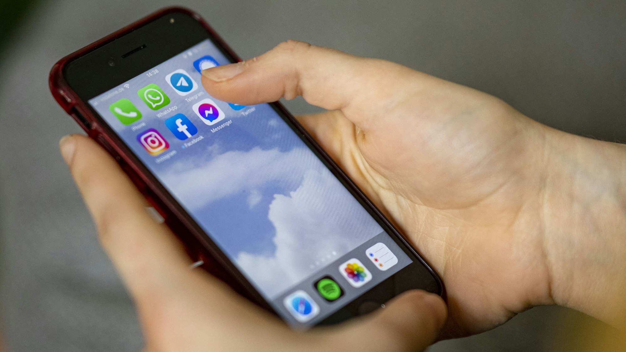 Fußball-Fans verfolgten die Spiele auch in den sozialen Netzwerken: In Köln wurde ein hoher Verbrauch von Instagram, WhatsApp und Facebook registriert. (Symbolbild)