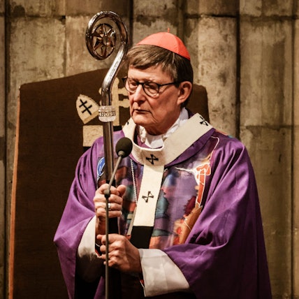 Rainer Maria Woelki, Kardinal von Köln, hält im Dom den Bischofsstab in der Hand. (Symbolbild)