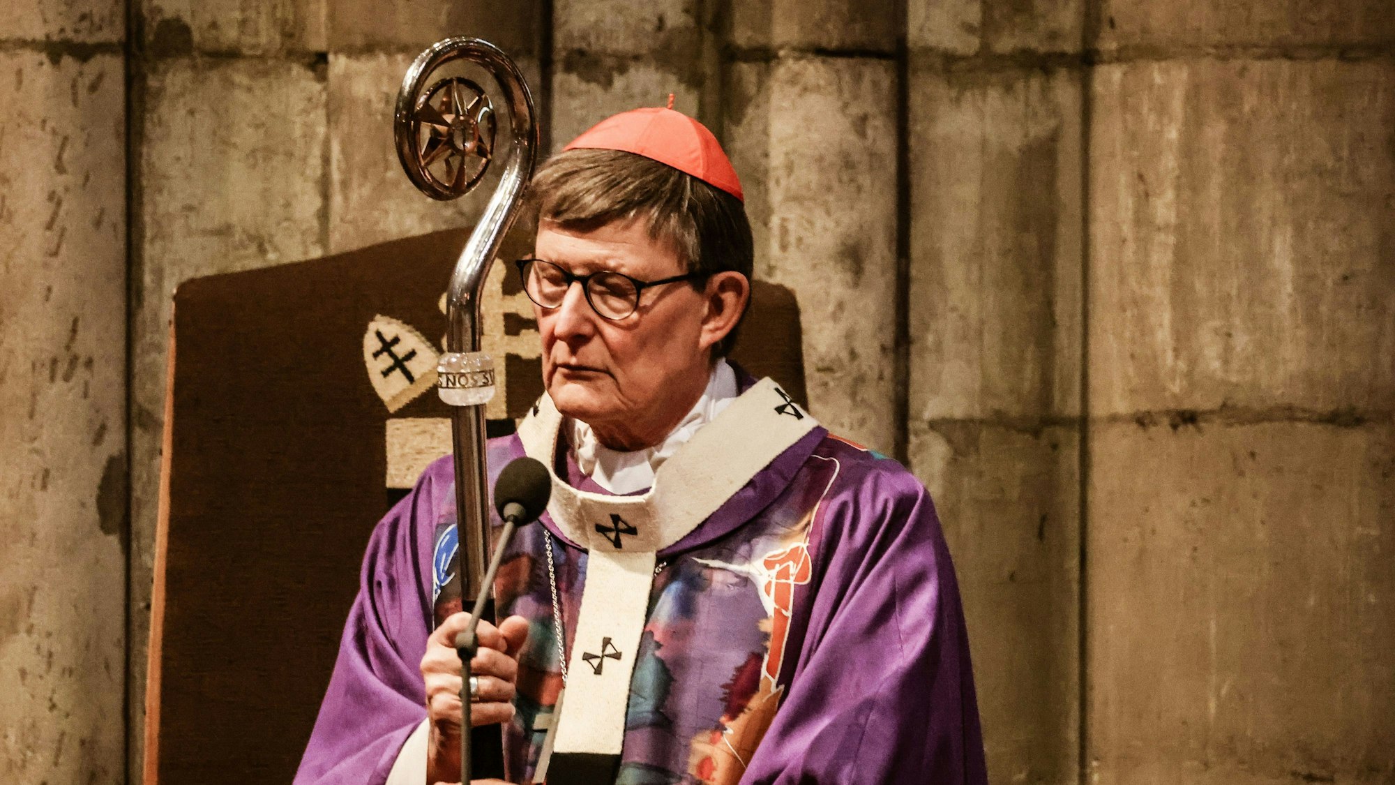 Rainer Maria Woelki, Kardinal von Köln, hält im Dom den Bischofsstab in der Hand. (Symbolbild)