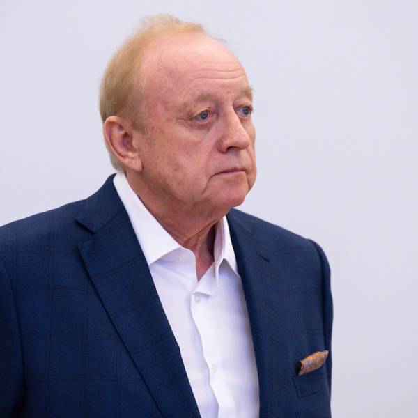 Alfons Schuhbeck, Koch und Unternehmer, steht vor Prozessbeginn als Angeklagter im Gerichtssaal im Landgericht München I.