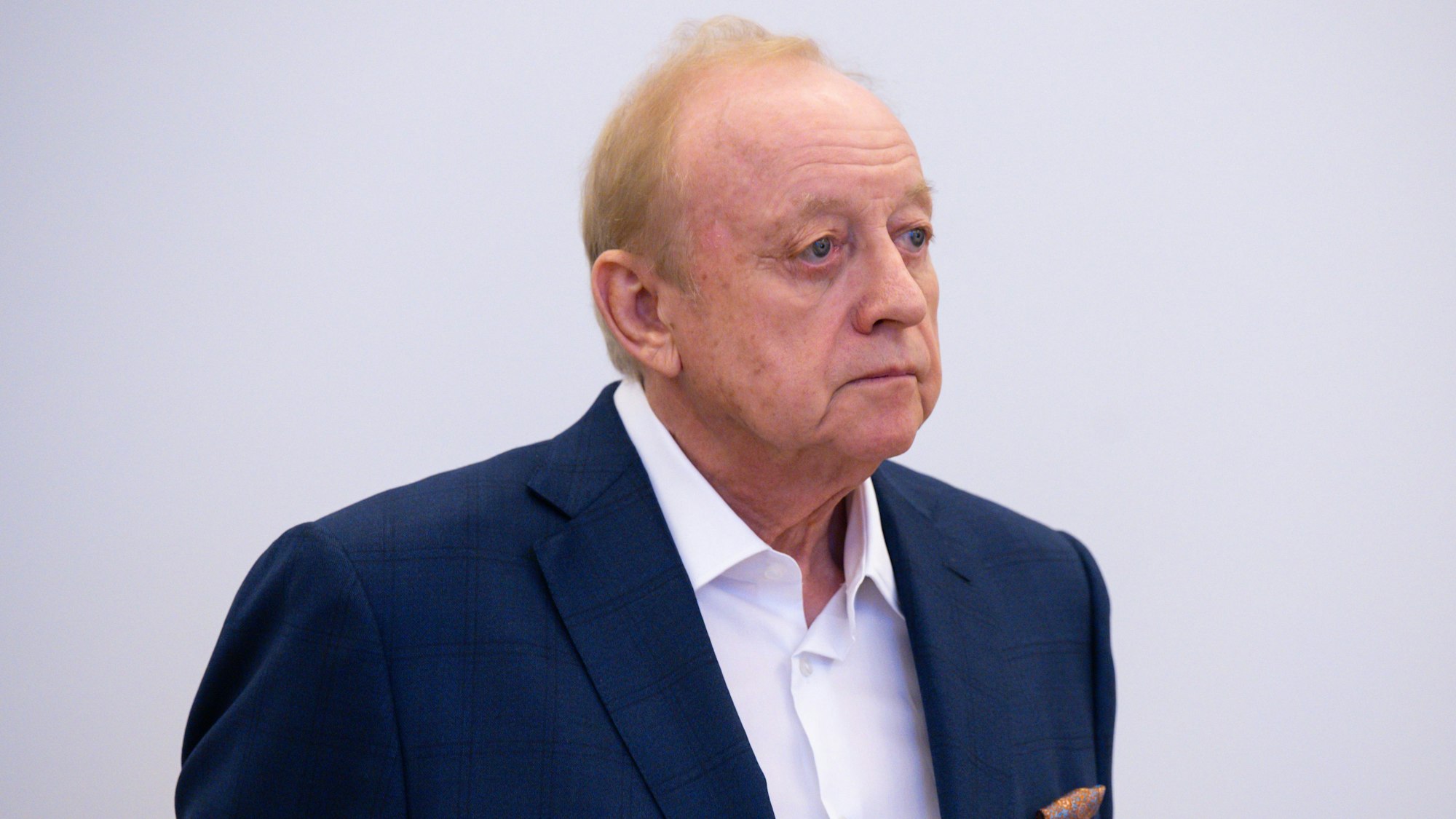 Alfons Schuhbeck, Koch und Unternehmer, steht vor Prozessbeginn als Angeklagter im Gerichtssaal im Landgericht München I.