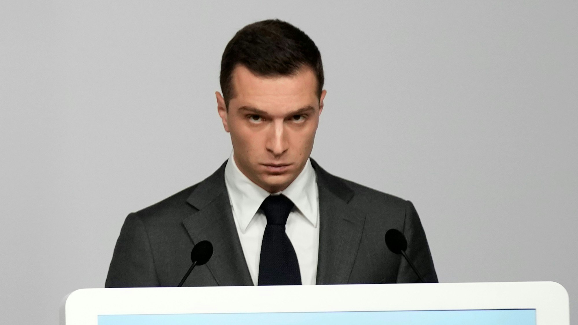 Parteichef der rechtspopulistische Partei Rassemblement National (RN), Jordan Bardella, bei einer Pressekonferenz. (Archivbild)