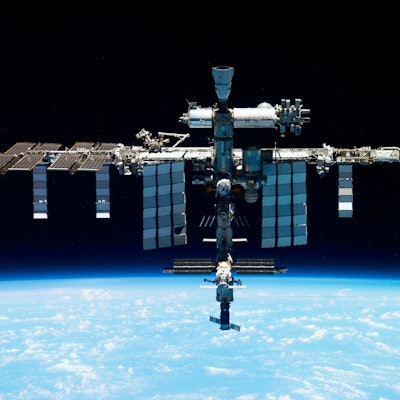 Die Internationale Raumstation ISS schwebt im Weltall über der Erde. (Archivbild)