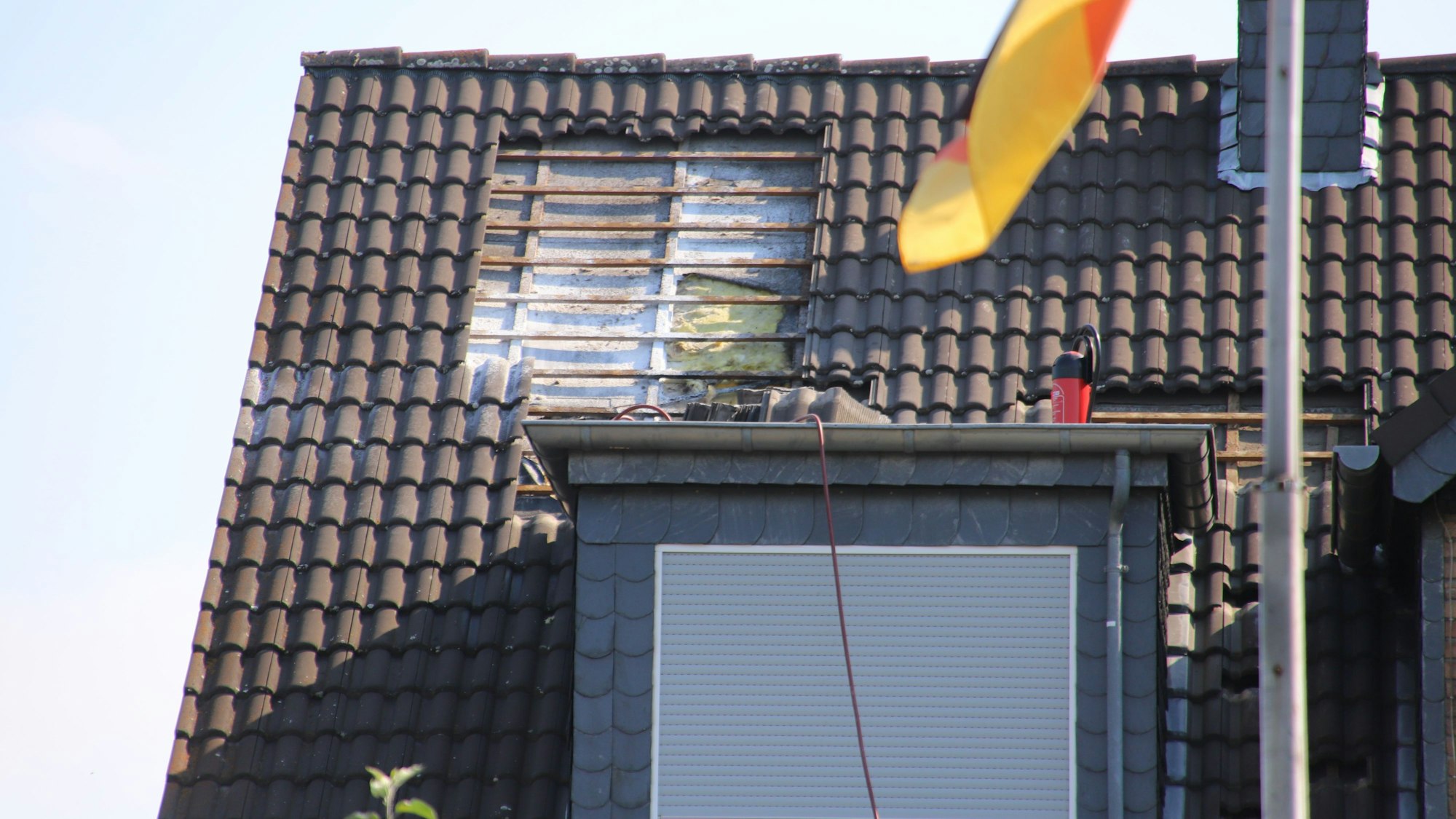 Bei Dachdeckerarbeiten sind Flammen unter die Dachhaut gezogen, die auf Grund der Hitze schmolz. Die Feuerwehr deckte ab und kontrollierte mit einer Wärmebildkamera.