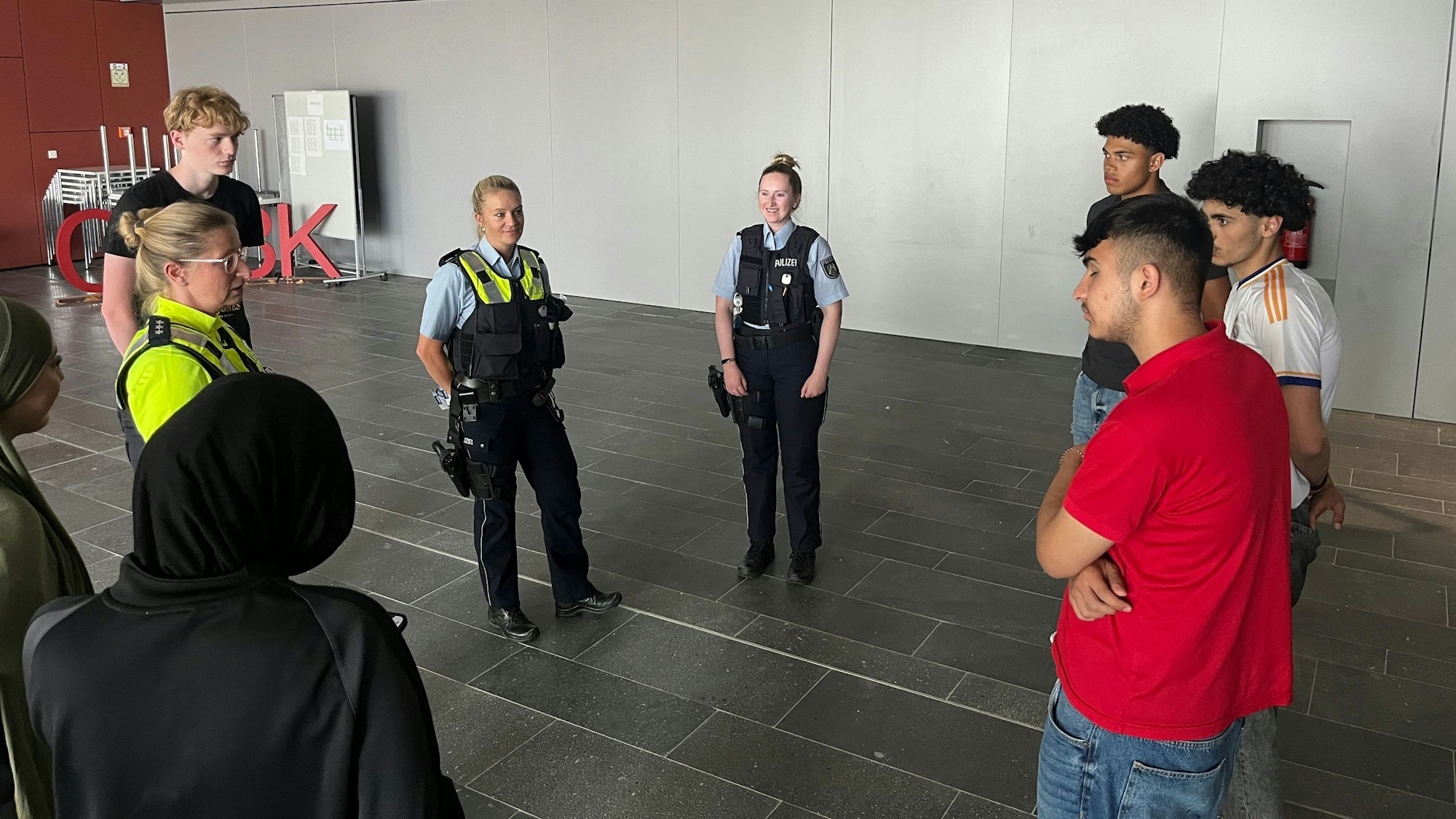 Nach dem Crash-Kurs standen die Schülerinnen und Schüler noch lange mit Polizeibeamten im Gespräch zusammen.