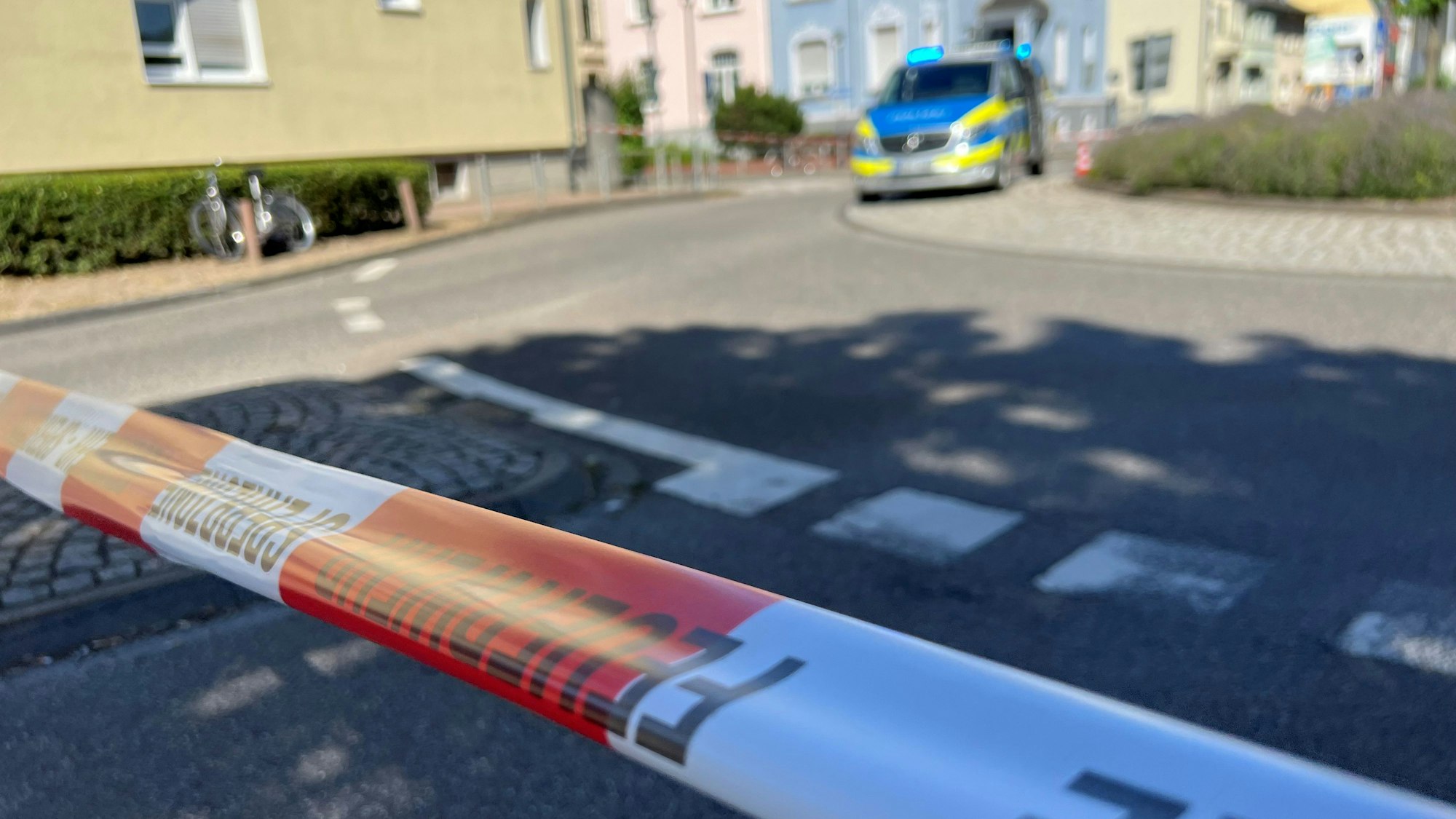 Auf dem Foto ist die abgesperrte Unfallstelle zu sehen.