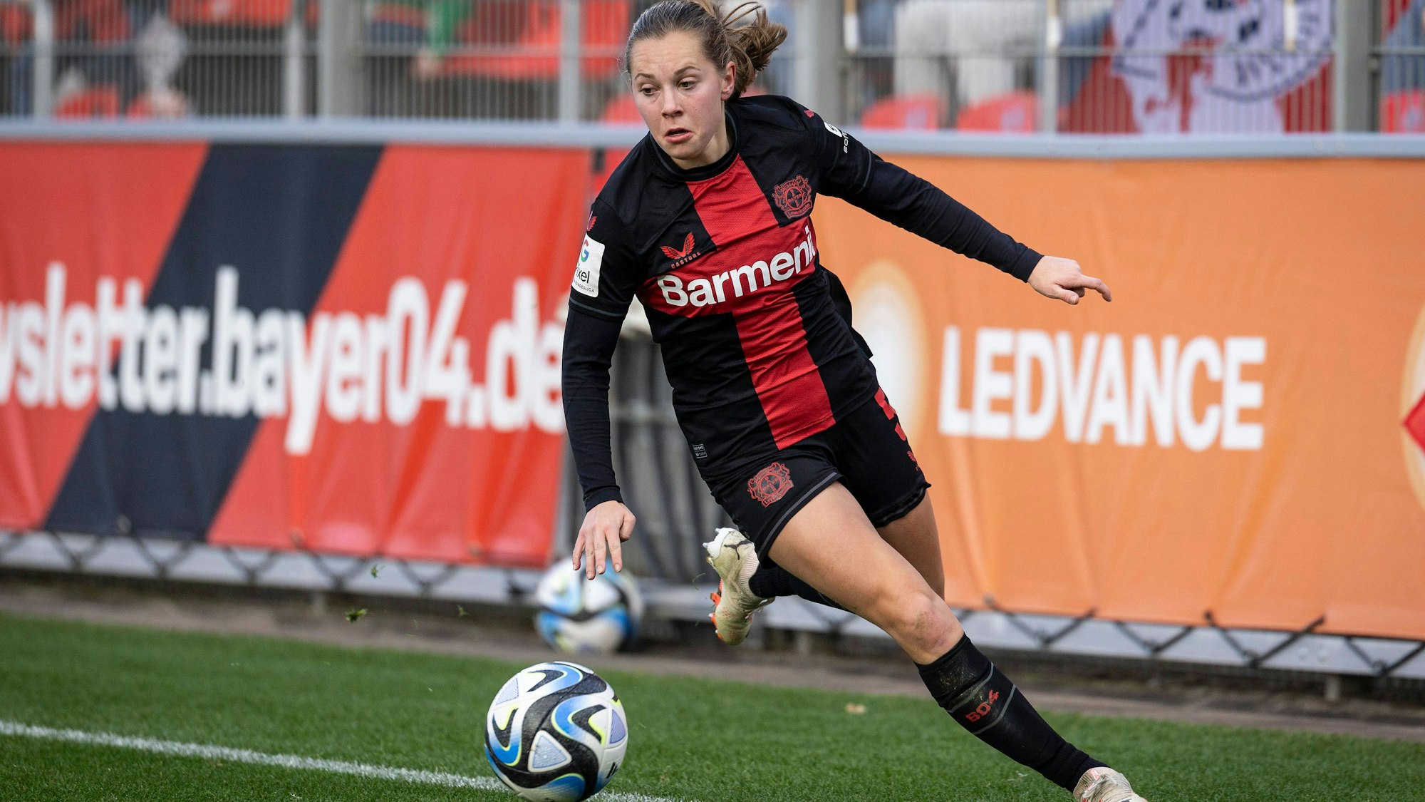 Bayer 04 Leverkusen vs. RB Leipzig, 19.11.2023 Janou Levels Bayer 04 Leverkusen, 5 Google Pixel Frauen-Bundesliga, Spieltag 8: Bayer 04 Leverkusen vs. RB Leipzig am 19.11.2023 im Ulrich-Haberland-Stadion in Leverkusen. DFL REGULATIONS PROHIBIT ANY USE OF PHOTOGRAPHS AS IMAGE SEQUENCES AND/OR QUASI-VIDEO. *** Bayer 04 Leverkusen vs RB Leipzig, 19 11 2023 Janou Levels Bayer 04 Leverkusen, 5 Google Pixel Womens Bundesliga, Matchday 8 Bayer 04 Leverkusen vs RB Leipzig on 19 11 2023 at Ulrich Haberland Stadium in Leverkusen DFL REGULATIONS PROHIBIT ANY USE OF PHOTOGRAPHS AS IMAGE SEQUENCES AND OR QUASI VIDEO Copyright: xBEAUTIFULxSPORTS/AxelxKohringx