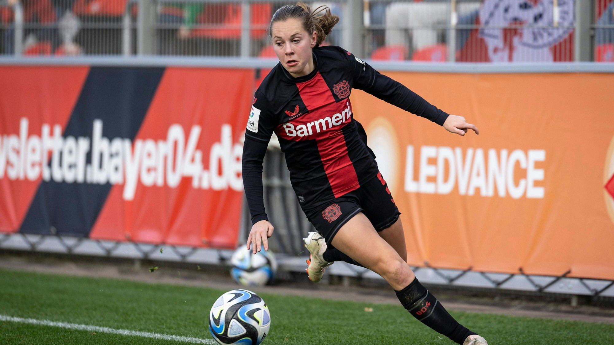 Bayer 04 Leverkusen vs. RB Leipzig, 19.11.2023 Janou Levels Bayer 04 Leverkusen, 5 Google Pixel Frauen-Bundesliga, Spieltag 8: Bayer 04 Leverkusen vs. RB Leipzig am 19.11.2023 im Ulrich-Haberland-Stadion in Leverkusen. DFL REGULATIONS PROHIBIT ANY USE OF PHOTOGRAPHS AS IMAGE SEQUENCES AND/OR QUASI-VIDEO. *** Bayer 04 Leverkusen vs RB Leipzig, 19 11 2023 Janou Levels Bayer 04 Leverkusen, 5 Google Pixel Womens Bundesliga, Matchday 8 Bayer 04 Leverkusen vs RB Leipzig on 19 11 2023 at Ulrich Haberland Stadium in Leverkusen DFL REGULATIONS PROHIBIT ANY USE OF PHOTOGRAPHS AS IMAGE SEQUENCES AND OR QUASI VIDEO Copyright: xBEAUTIFULxSPORTS/AxelxKohringx