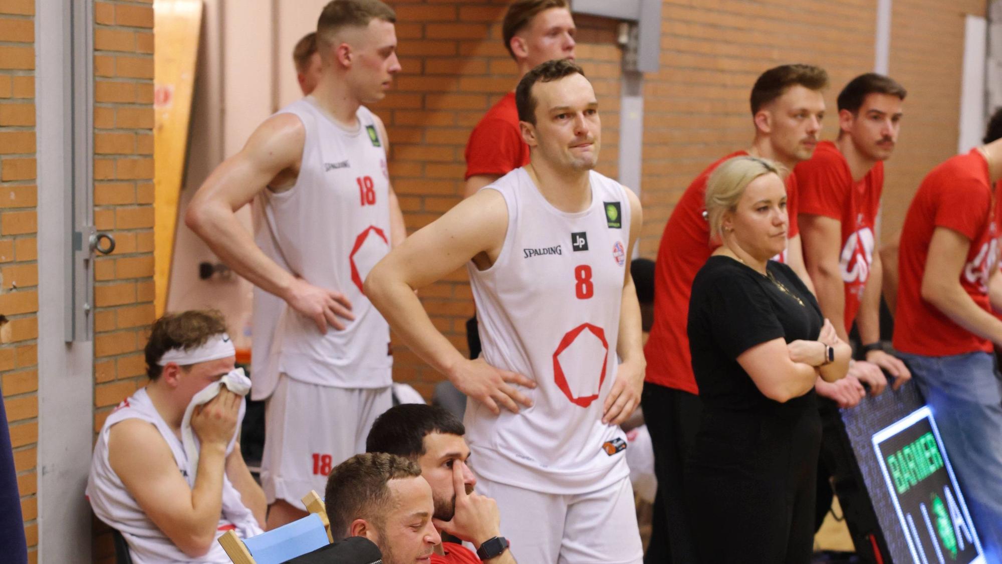 Dragons Rhöndorf Rhoendorf gewinnen vs. Rheinstars Köln Koeln und sind ProB Meister Hier: Enttäuschte Kölner Finale um die Meisterschaft der PRO B Foto: Jörn Wolter *** Dragons Rhöndorf Rhoendorf win against Rheinstars Köln Koeln and are ProB champions Here Disappointed Cologne final for the PRO B championship Photo Jörn Wolter