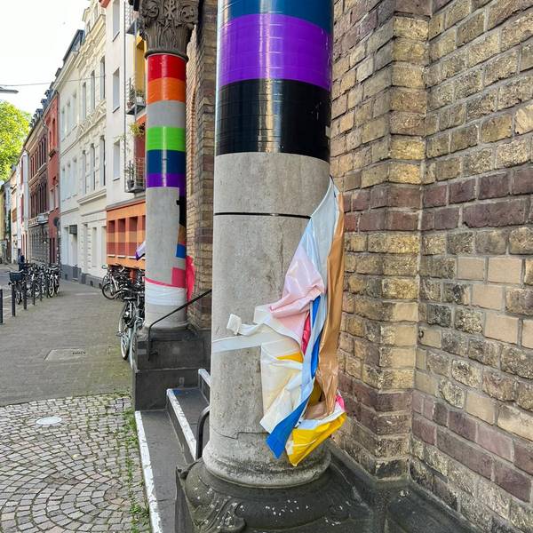 Unbekannte haben die Pride-Farben an der Kirche in Deutz zerstört.
